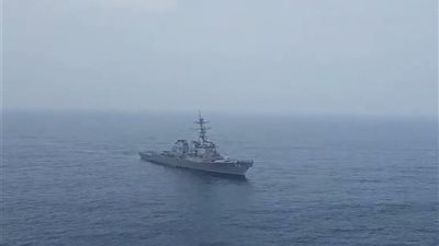 مناوشات بين مدمرة أمريكية ومروحية إيرانية 