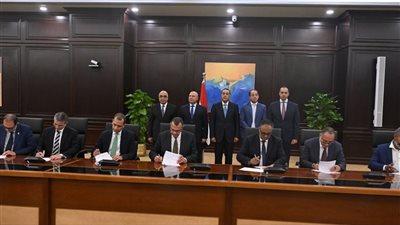 بحضور رئيس الوزراء، توقيع عقدي تسوية ودية لمنازعات تتعلق بعدد من الشركات الاستثمارية