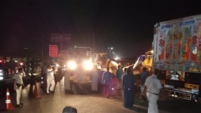 انقلاب سيارتي نقل محملتين بالرمل والزلط أسفل كوبري الدلجمون بكفر الزيات (صور)