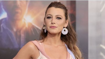 بليك ليفلي تسعى لكشف هوية منتقديها على الإنترنت 