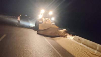 محافظ جنوب سيناء يتابع جهود إزالة الرمال من الطريق الدولي برأس سدر 