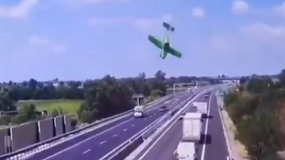 مقطع مرعب، لحظة تحطم طائرة خفيفة ومصرع ركابها (فيديو)