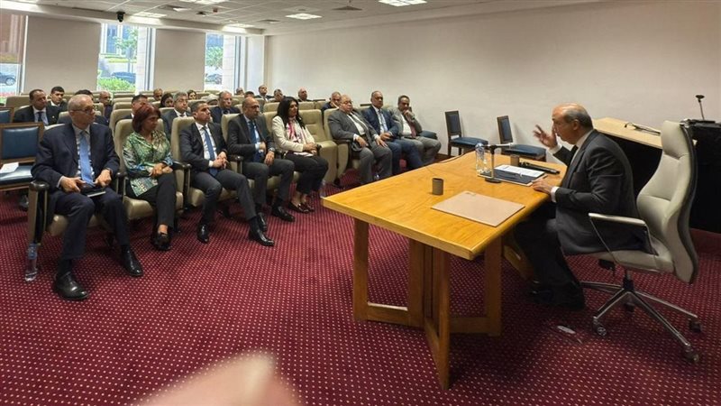 اجتماع وزير الطيران