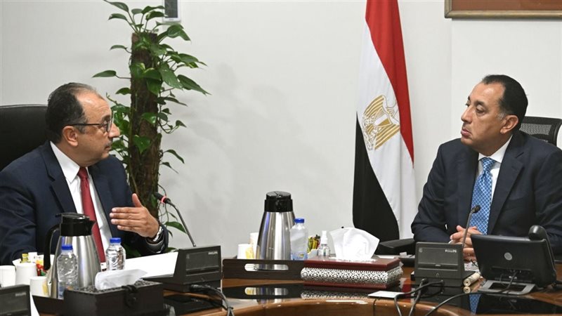 رئيس الوزراء يجتمع