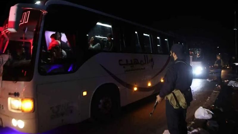حافلات تنقل المدنيين