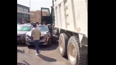 ضبط وإحضار سائق شاحنة اصطدم بعدد من السيارات بالقاهرة الجديدة