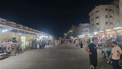  تطبيق ضوابط منع الإشغالات بالسوق الشعبي في شارع النيل برأس البر (صور)