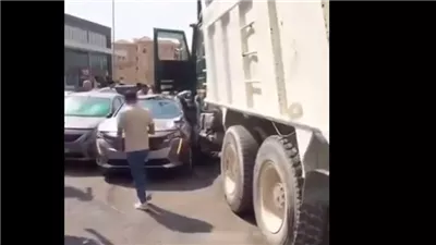 جهود مكثفة لضبط قائد تريلا حطم سيارات بشارع الجامعة الأمريكية في التجمع الخامس (فيديو)