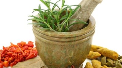 أبرزها السنا والعندباء، علاج الإمساك المزمن بالأعشاب الطبيعية