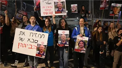 عائلات الأسرى الإسرائيليين تحذر حكومة الاحتلال من تبعات انهيار المفاوضات
