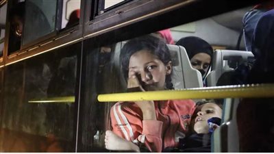 إجلاء الدفعة الرابعة من عائلات عشائر بدو السويداء إلى درعا (فيديو وصور) 