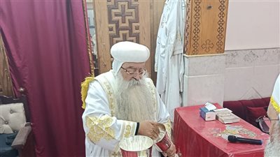 الأنبا تكلا يدشن بعض الأواني بكاتدرائية الشهيد العظيم مارجرجس في قنا (صور)