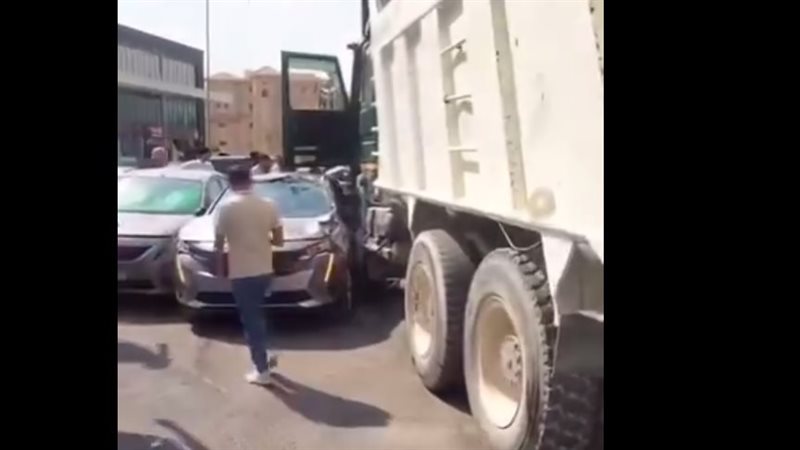شاحنة اصطدمت بعدد