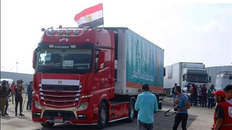 شاحنات مساعدات تحمل