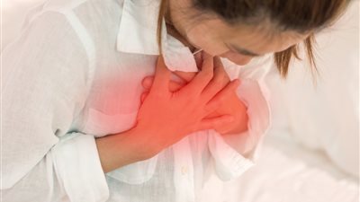 أسباب ارتجاع المريء وأعراضه ومضاعفات الإصابة به 