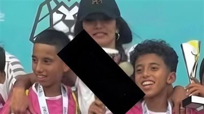 حقيقة صورة زينة مع توأمها من أحمد عز