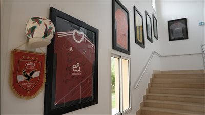 فندق إقامة الأهلي في تونس يحتفظ بتيشرت موقع لنجوم الأحمر 