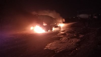 تحولت إلى كتلة لهب في ثانية، لحظة اشتعال النار بسيارة خرسانة بطريق البوليفار بأكتوبر (صور)