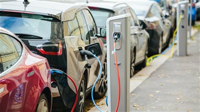 قبل شراء سيارة كهربائية، تعرف على خطوات تشغيلها وشحنها 