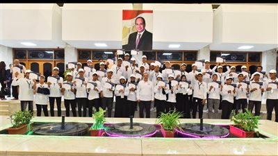 محافظ أسيوط يشهد تكريم الطلاب المتفوقين في التعليم الفني المزدوج (صور) 