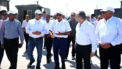 رئيس الوزراء يتفقد محطة التجارب البحثية لتحلية مياه البحر بالعلمين الجديدة 