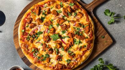 طريقة عمل البيتزا بعجينة سهلة وخفيفة وحشوات مختلفة 