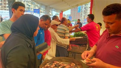 زحام وإقبال كثيف على سوق اليوم الواحد بالدقهلية (صور)