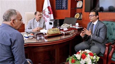 محافظ سوهاج يناقش الموقف التنفيذي لإنشاء وتطوير 11 مستشفى