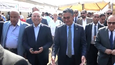 رئيس غرفة القاهرة يشارك في افتتاح سوق اليوم الواحد بمنطقة الجمالية