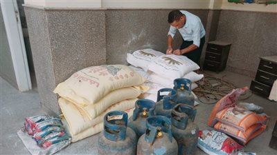 ضبط مخزن مستحضرات تجميل غير مرخص وتحرير 669 مخالفة في حملة تموينية بأسيوط