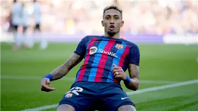 رافينيا يقترب من حمل شارة قيادة برشلونة موسم 2025-2026