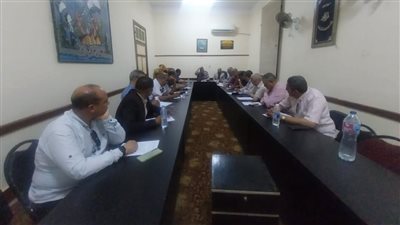 حصر طلاب الصف الأول الابتدائي والاستعانة بالمحالين على المعاش لدعم العملية التعليمية بأسيوط