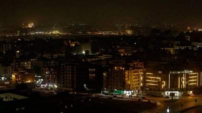 الجيزة تغرق في الظلام، وزارة الكهرباء تعاقب المواطنين برفع خدمة الخط الساخن لتلقي الشكاوى 