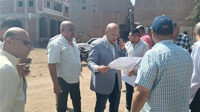 نائب محافظ الجيزة يتفقد مشروع خط الصرف بمنطقتي المتربة والحفرية بمركز أوسيم (صور)