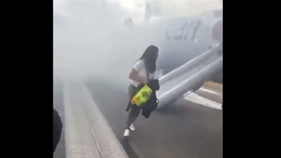 مقطع مرعب، لحظة اشتعال النار في طائرة أمريكية وإصابة ركابها بالفزع (فيديو) 