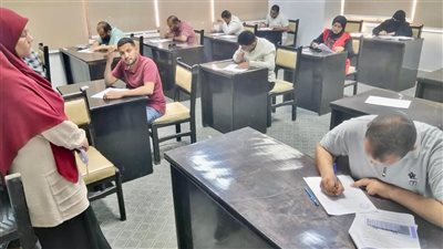 800 عامل بشركة مياه الشرب بالفيوم يجتازون امتحانات الترقي لدرجات وظيفية أعلي 