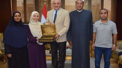 محافظ الغربية يرد الجميل لأسرة آلاء ثالث الجمهورية بالأزهر ويوفر فرصة عمل لشقيقها (صور)