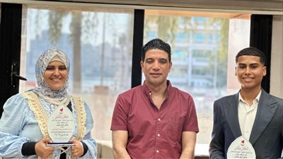 نائب محافظ سوهاج يكرم سيدة وابنها اجتازا الثانوية العامة بإرادة تدرس