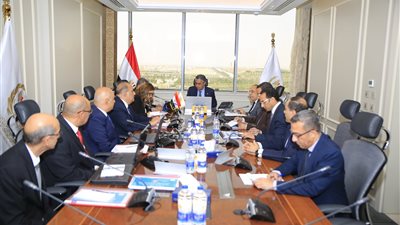 وزير التموين يبحث تعزيز المخزون الاستراتيجي للسلع الأساسية وتطوير منافذ التجزئة