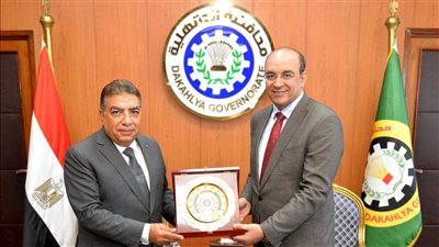 محافظ الدقهلية يكرم وكيل وزارة الصحة والسكان