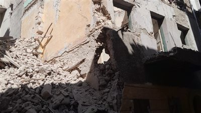 انهيار عقار قديم وتساقط أجزاء من آخر بحي وسط الإسكندرية (صور)