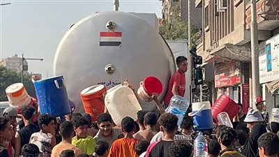 تزاحم المواطنين حول سيارات مياه الشرب بالجيزة للحصول على احتياجاتهم (فيديو وصور)