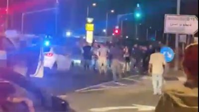 مستوطنون يقطعون الطريق أمام شاحنات المساعدات المتجهة إلى قطاع غزة ويعتدون عليها (فيديو)