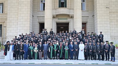 رئيس جامعة القاهرة يشهد تخريج الدفعة 97 من الطلاب الوافدين بكلية طب الأسنان