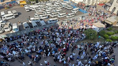 توافد مئات السودانيين على محطة قطارات رمسيس لاستقلال قطار العودة إلى السودان (فيديو وصور)