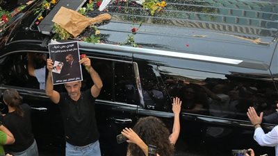 لحظة خروج نعش زياد الرحباني بالزغاريد من مستشفى خوري في بيروت (صور)