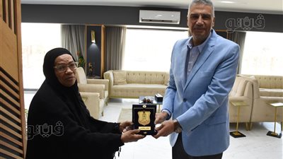 محافظ أسوان يكرم 