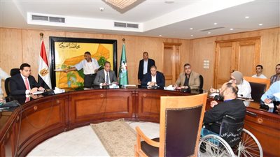 محافظ الفيوم يوجه بتوفير مشروعات تنموية وفرص عمل بشركات ومصانع القطاع الخاص 