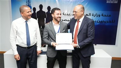 وزير العمل يُسلم شهادات لخريجي دورات تدريب في مجالات الخدمات البترولية 