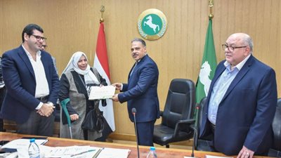 محافظ الشرقية يرأس اجتماع المجلس التنفيذى ويكرم 4 من العاملين بالجهاز الإداري